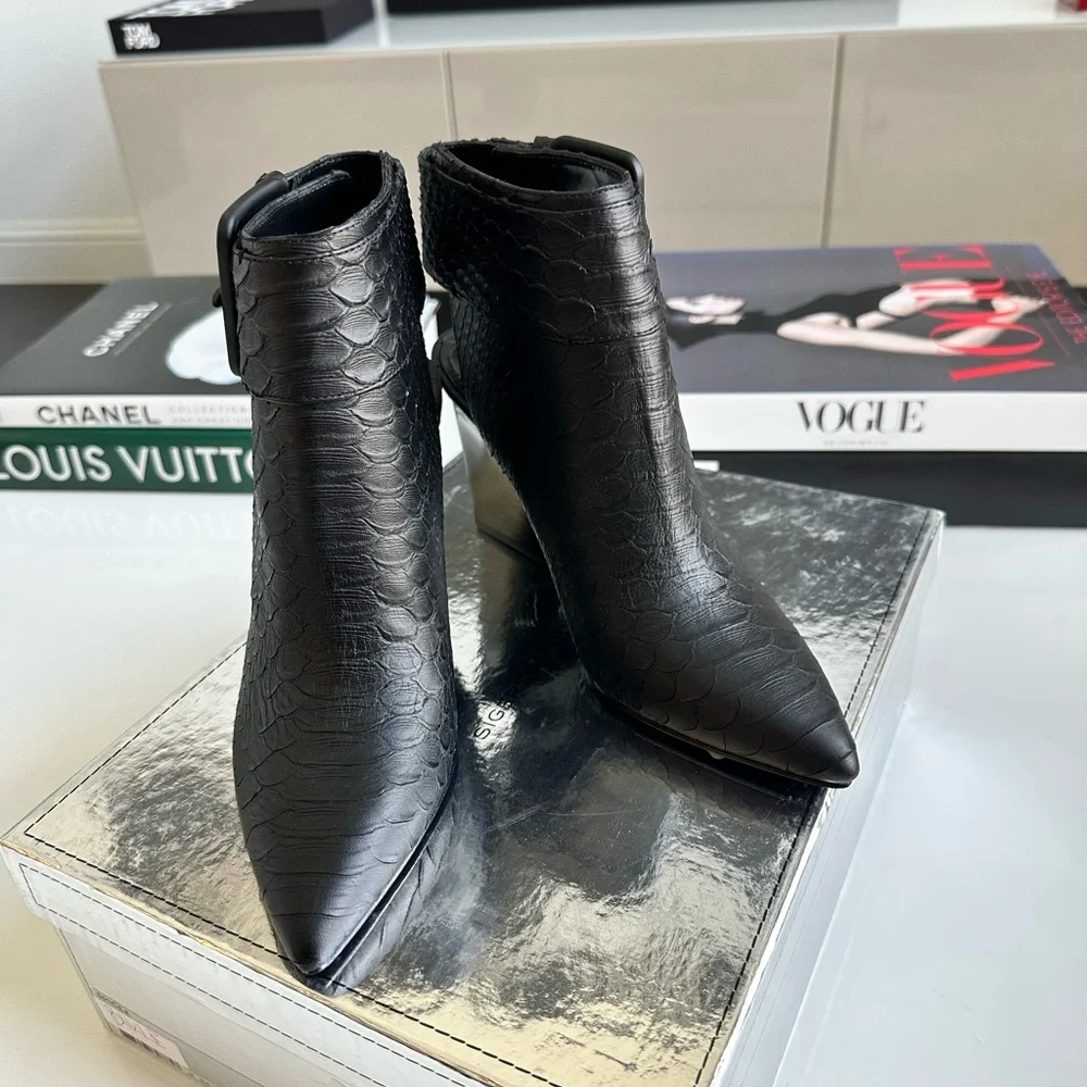 NWT SIGERSON MORRISON Buckle Pointed Toe Ankle Boots Size 7
